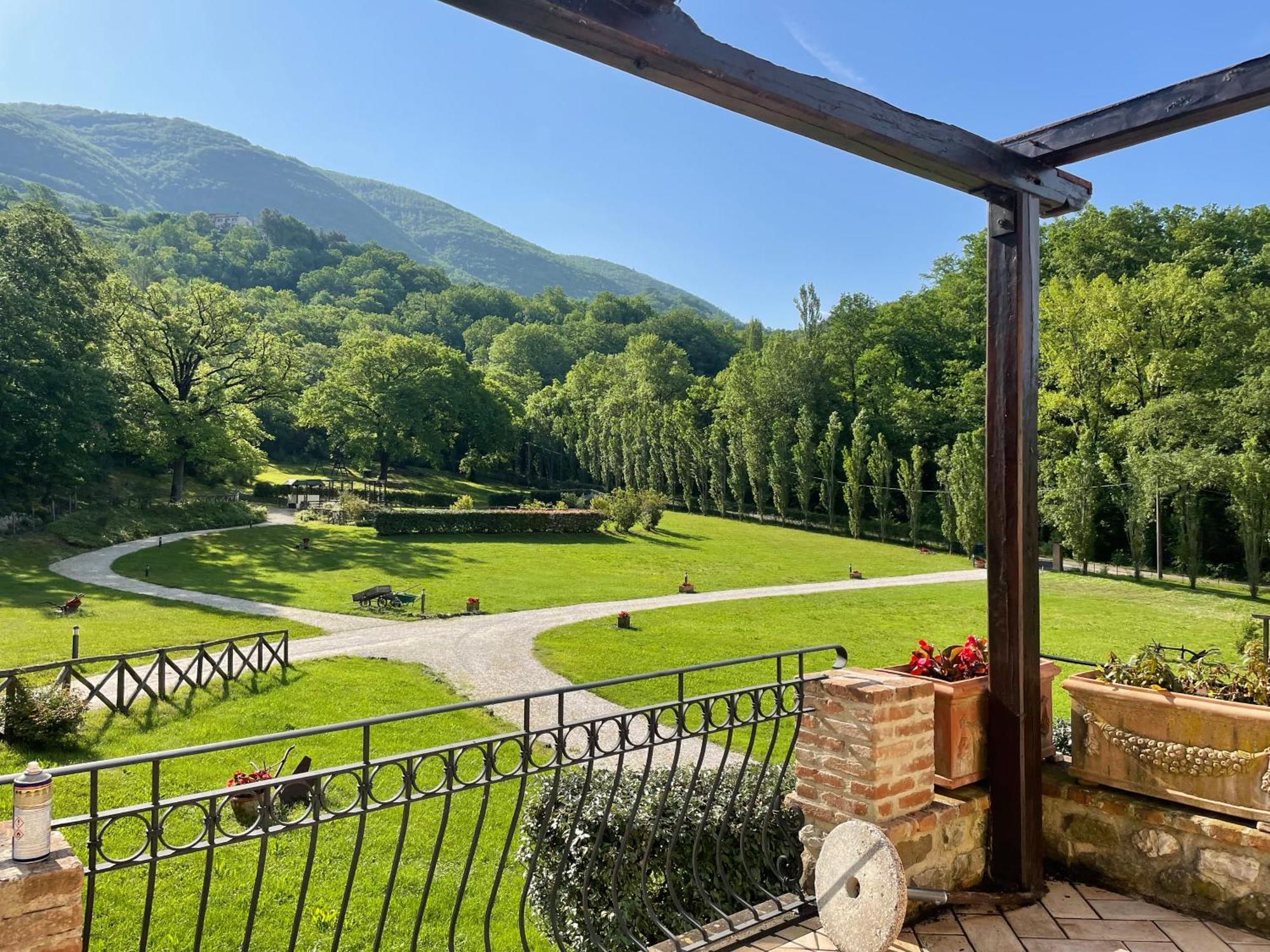 Cerqua Rosara Residence Valtopina Bagian luar foto