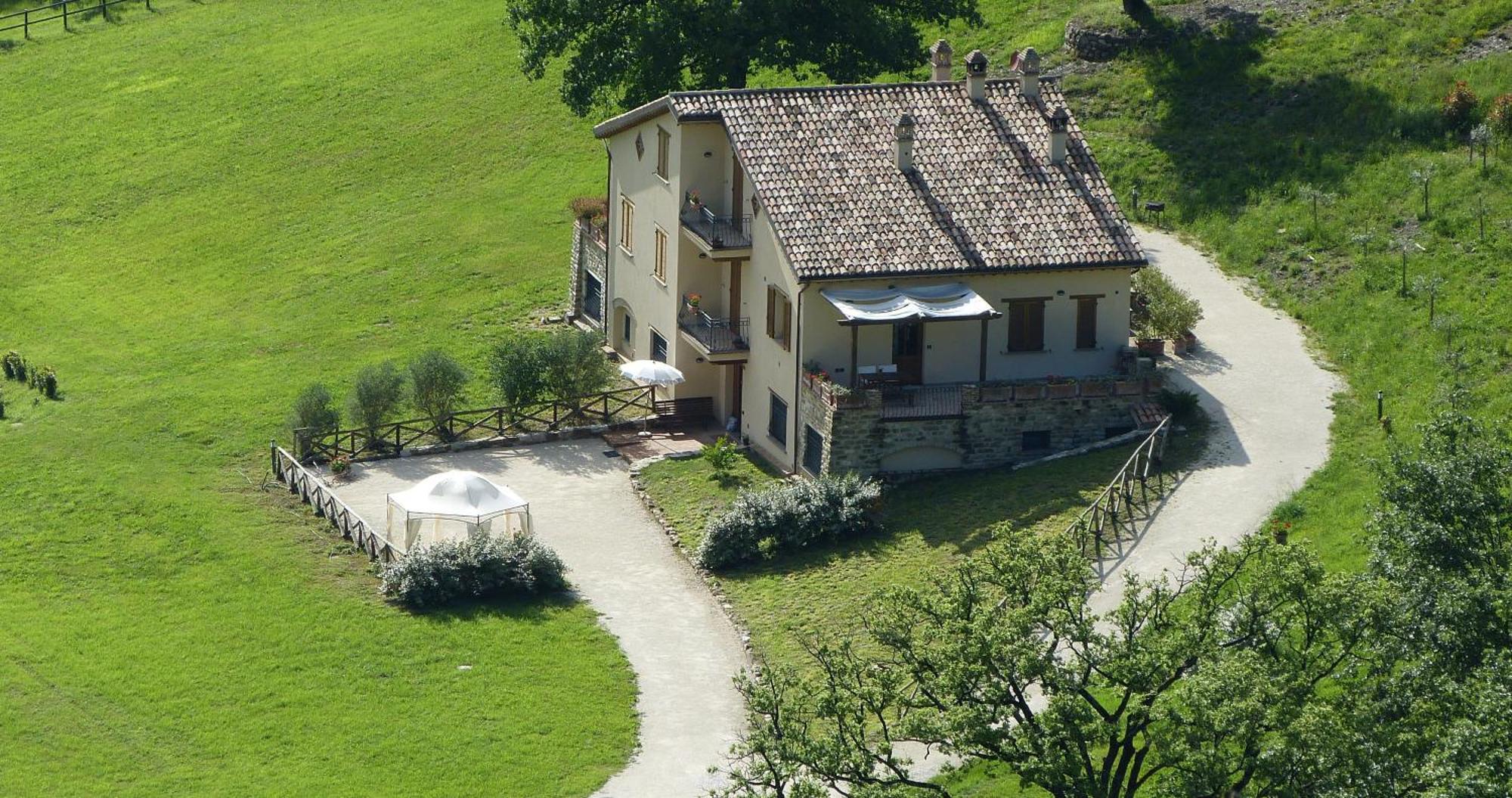 Cerqua Rosara Residence Valtopina Bagian luar foto