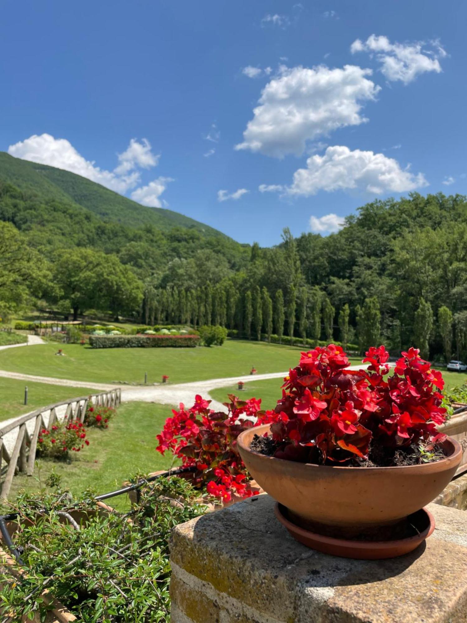 Cerqua Rosara Residence Valtopina Bagian luar foto