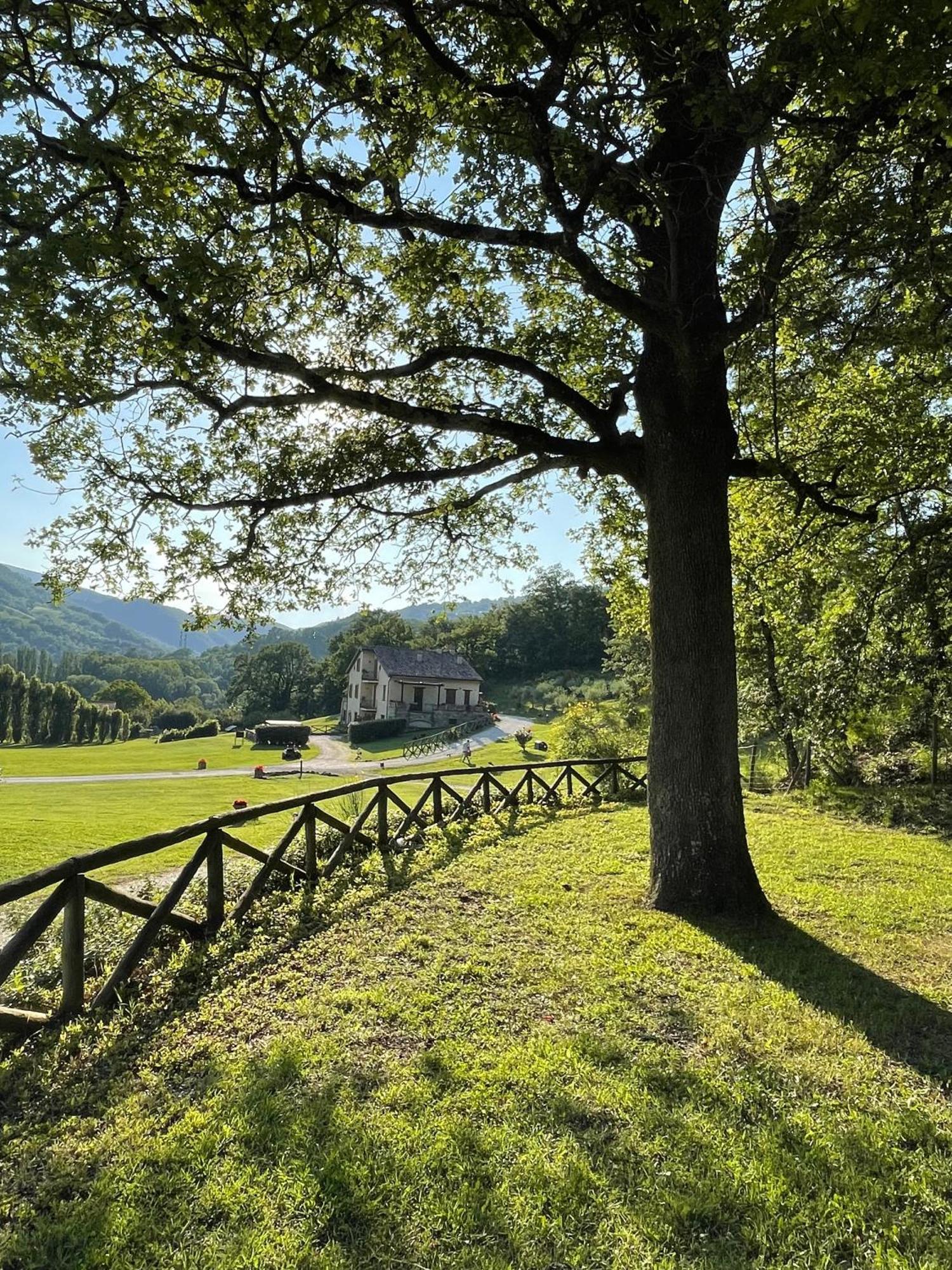 Cerqua Rosara Residence Valtopina Bagian luar foto