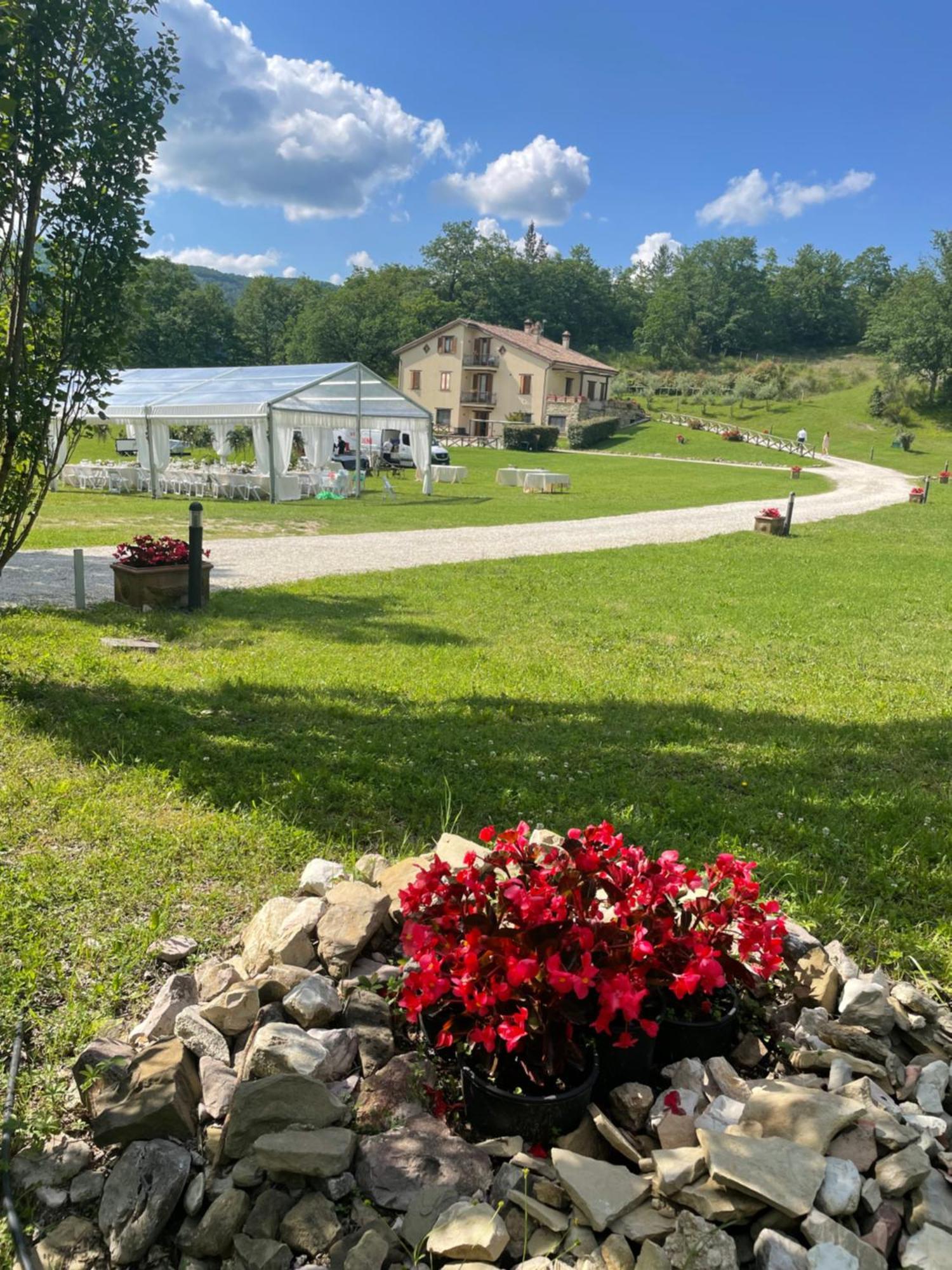 Cerqua Rosara Residence Valtopina Bagian luar foto