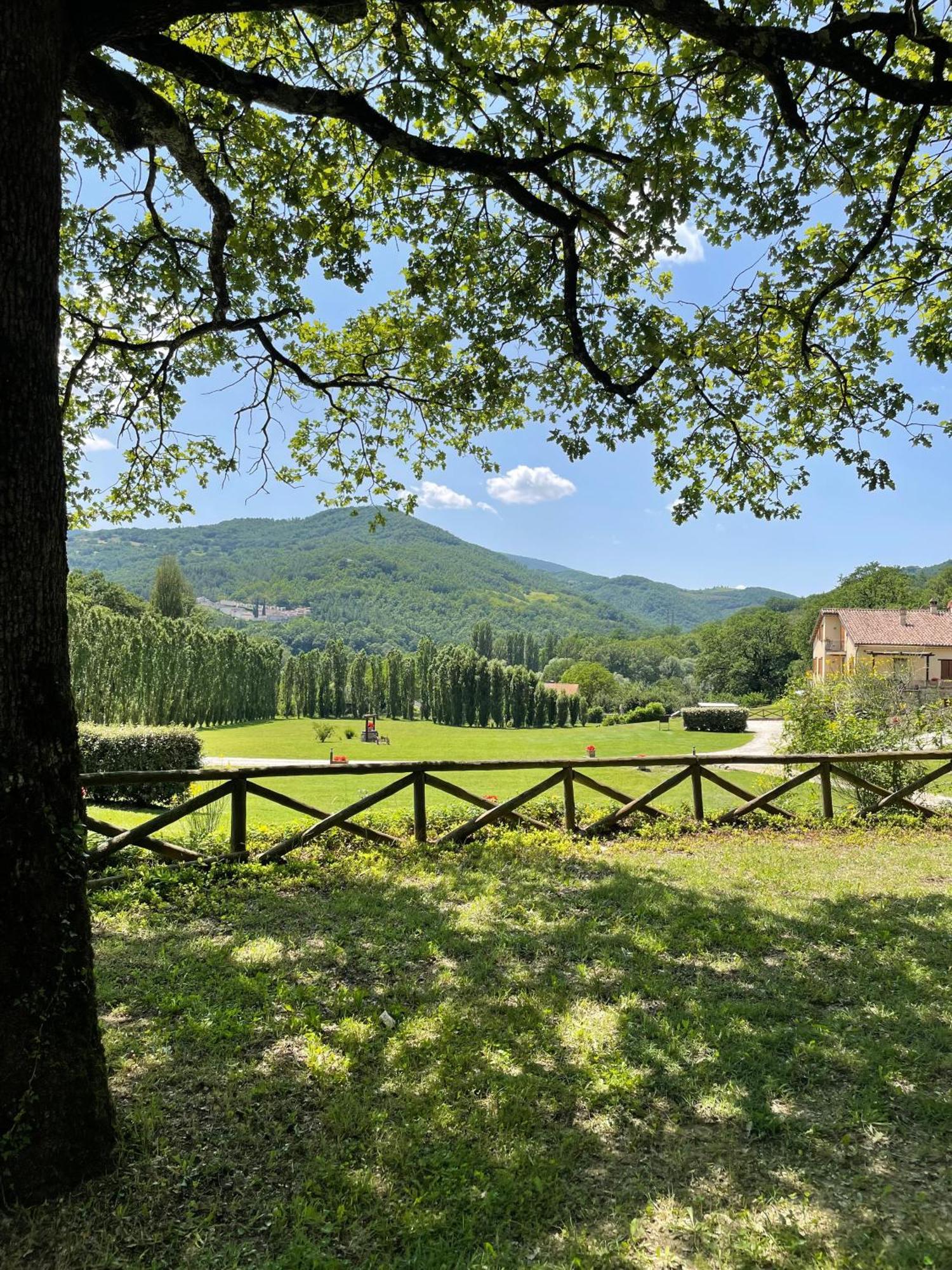 Cerqua Rosara Residence Valtopina Bagian luar foto